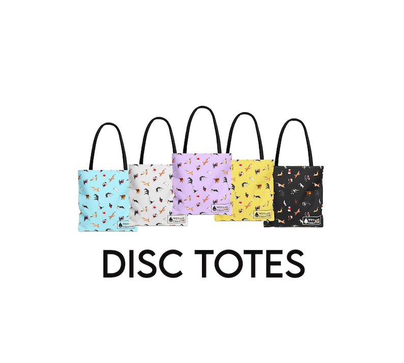 K&ouml;nnte beinhalten: F&uuml;nf Tragetaschen mit schwarzen Griffen, jede mit einem anderen Muster zum Thema Hunde. Die Taschen sind in verschiedenen Farben erh&auml;ltlich: Hellblau, Wei&szlig;, Lavendel, Gelb und Schwarz. Der Text "DISC TOTES" ist in gro&szlig;en, schwarzen Buchstaben darunter zu sehen.