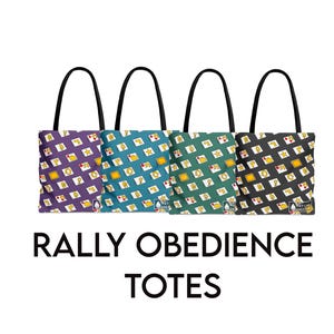 Może przedstawiać: Cztery torby typu tote z czarnymi uchwytami, każda z powtarzającym się wzorem znaków rally obedience na fioletowym, niebieskim, zielonym i czarnym tle. Tekst RALLY OBEDIENCE TOTES znajduje się pod torbami, każda ma małą metkę z logo.