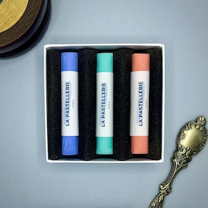 Coffret de 3 Pastels Secs Artisanaux "Harmonie Poudrée" pour Artistes - Pigments Haute Qualité | Pastels Faits à la Main - La Pastellerie