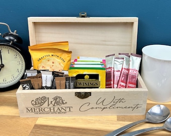 "Zimmerservice Box aus Holz mit Gravur: Hotel, AirBnB, Glamping."
