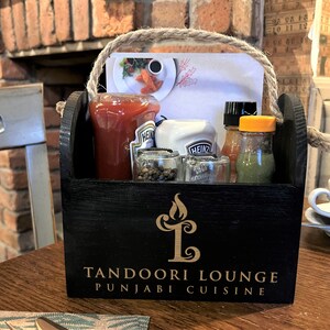 Branded Black Wood Condiment Caddy: Restaurant Table Decor mit Seilgriff