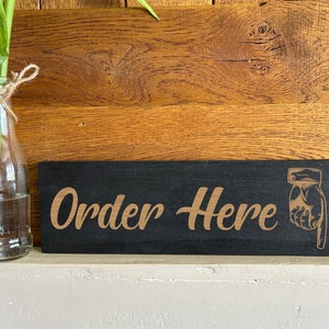 Peça aqui a placa: Decoração rústica de madeira para restaurante