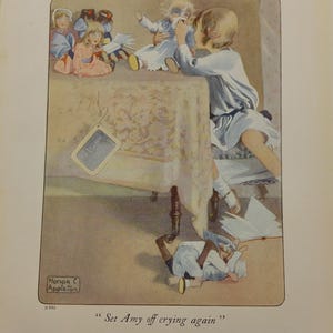 Pode incluir: Uma ilustração vintage de uma menina brincando com bonecas. A menina está sentada à mesa com uma boneca no colo. Há outras bonecas sentadas na mesa e uma boneca está deitada no chão. A legenda diz "Set Amy off crying again."