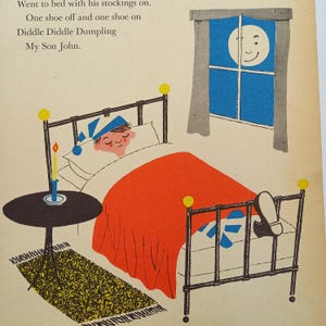 Könnte beinhalten: Illustration eines schlafenden Kindes in einem Bett mit einer orangefarbenen Decke. Ein Fenster zeigt einen lächelnden Mond. Eine Kerze brennt auf einem kleinen Tisch neben einem gemusterten Teppich. Der Text lautet "Went to bed with his stockings on. One shoe off and one shoe on Diddle Diddle Dumpling My Son John."