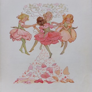 Op de afbeelding: Vier meisjes in roze en groene jurken dansen in een cirkel rond een hoop roze rozenblaadjes. De meisjes dragen bloemenkransen en hebben blond haar. De achtergrond is licht crèmekleurig.