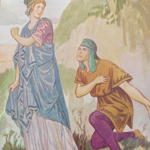 Op de afbeelding: Een kleurrijke illustratie toont twee figuren in klassieke kleding. Eén, in een blauw en wit gedrapeerd gewaad, staat met een gebalde vuist. De ander, in een bruine tuniek en paarse broek, knielt en kijkt omhoog.