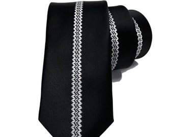 White zigzag striped tie on black background 2.36" (6cm)