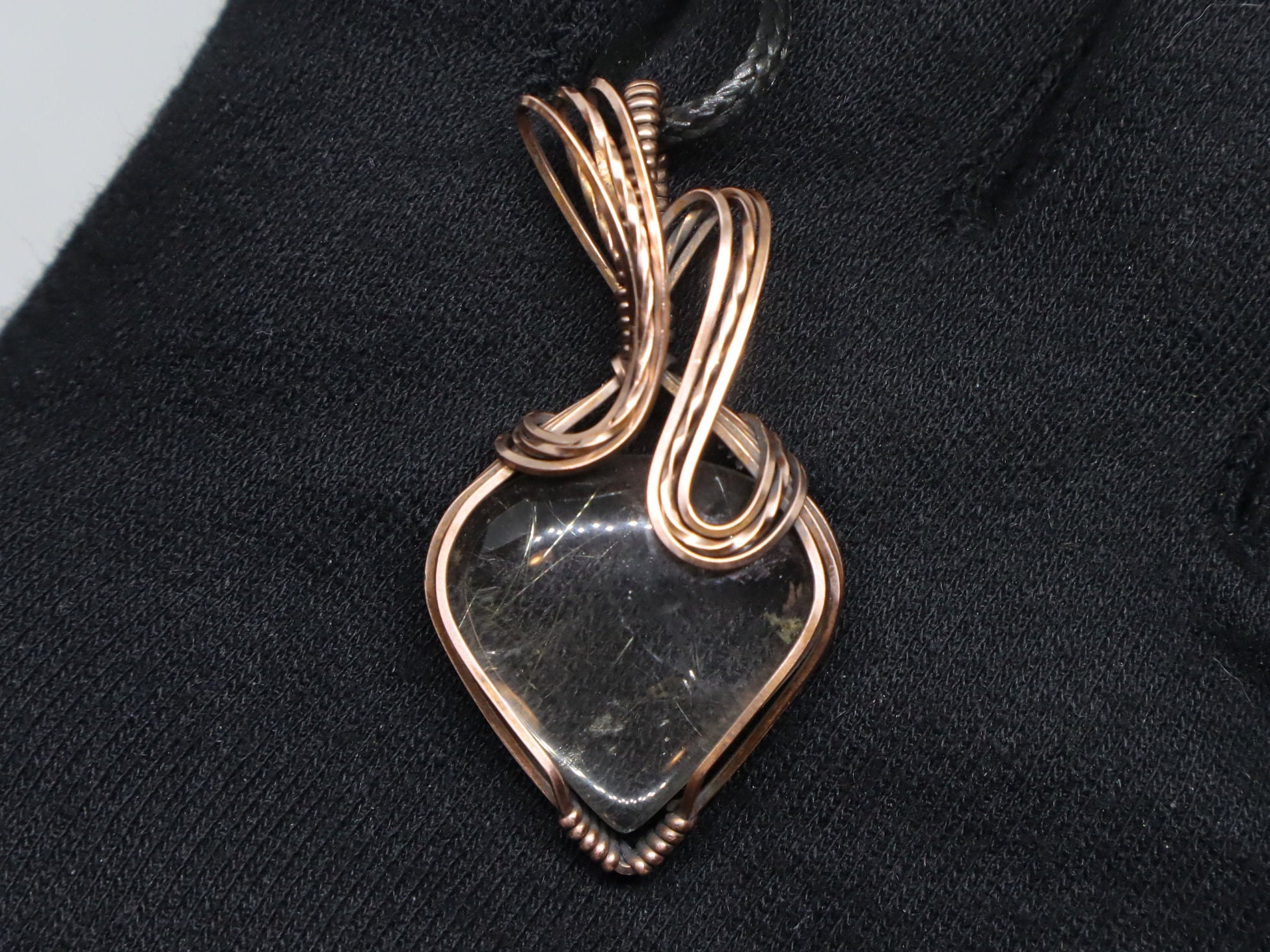 酸化純銅製の透明な金色のルチルクォーツのティアドロップペンダント