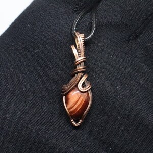 Red tiger&#39;s eye mini pendant in oxidized pure copper