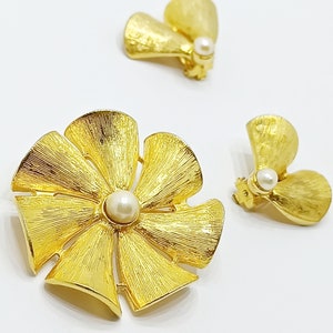 Vintage faux pearl brooch and earrings set Ginkgo Leaf gold and pearl clip on earrings and large pin Modernist flower brooch Demi parure