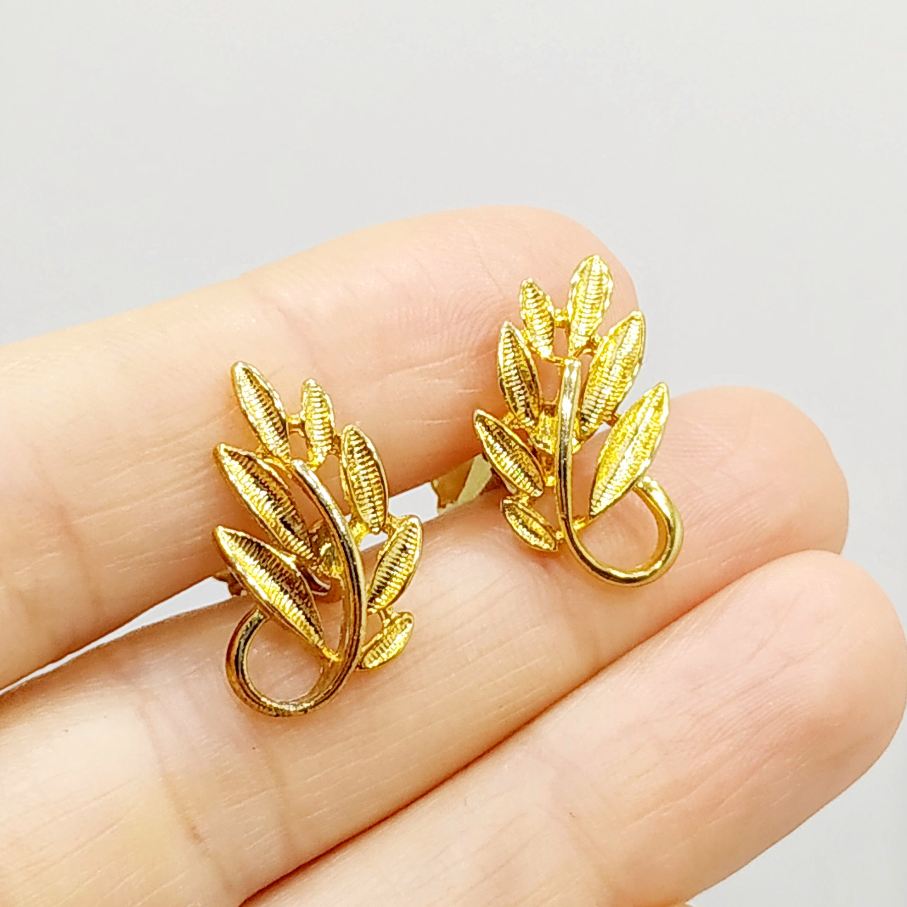 Vintage gold leaves clip on earrings Small leaf clips Gold Etsy