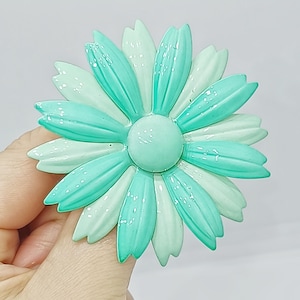 Vintage mintgroene en blauwe geëmailleerde MADELIEFJE-broche Grote aqua-mint metalen bloemenspeld jaren 60 grote MOD madeliefjegroene speld