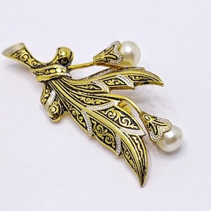Spanish Damascene flower brooch with faux pearl Vintage Black and Gold ornate pin Spain  Toledo damascene jewelry