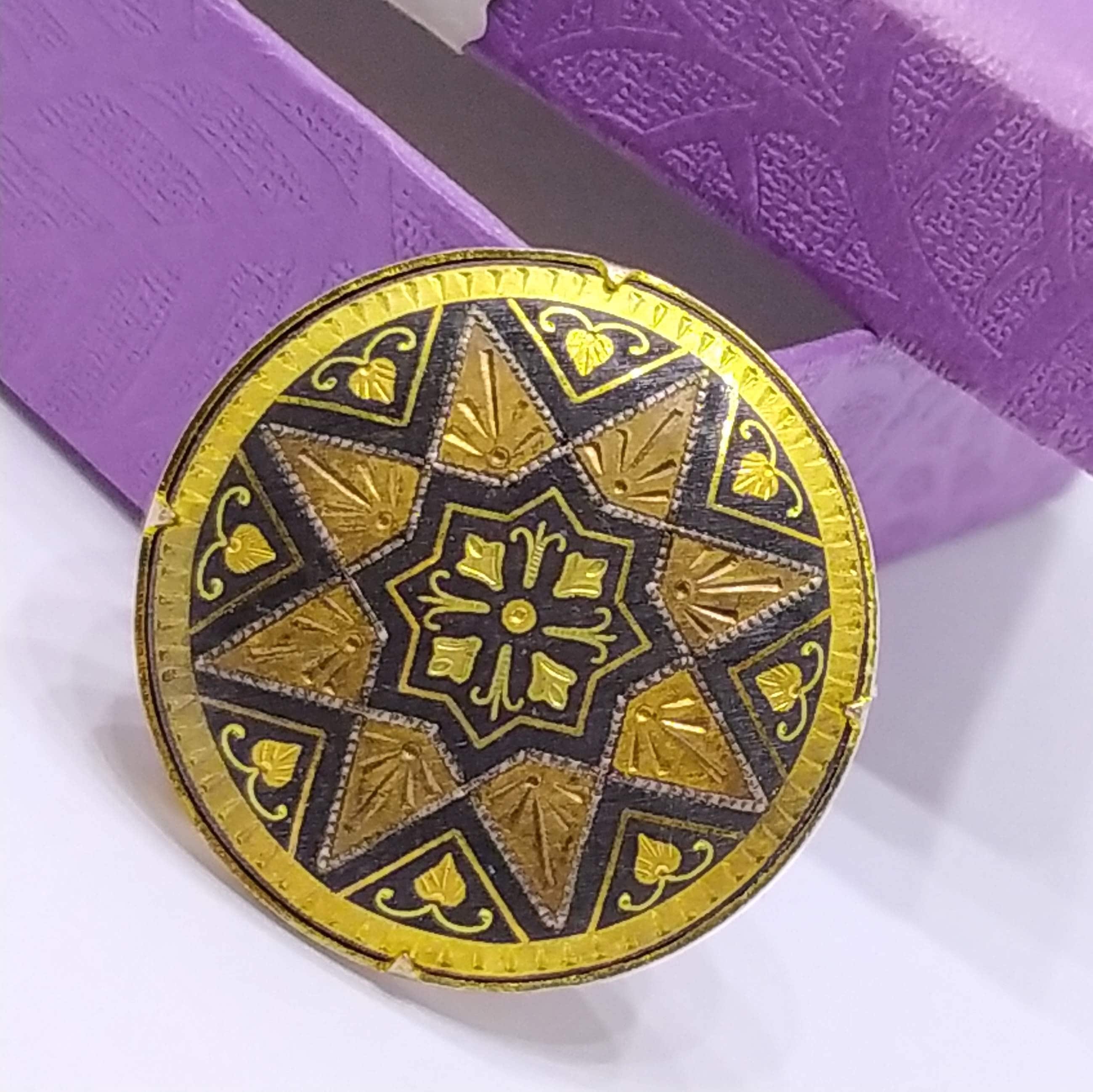 Broche Tolède Ciselée Style Baroque - Métal Doré Sur Fond Noir - Occasion