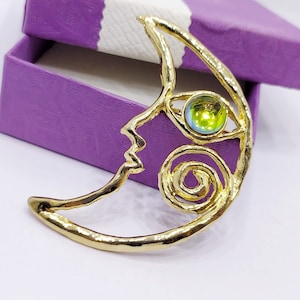 Broche celestial en tono dorado con ojo de color pavo real Broche de luna calada con cara Vintage Gran luna creciente