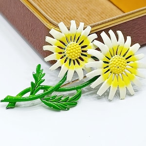 Vintage HEDY enamel daisy brooch White daisy enamel pin 1960s Flower brooch pin