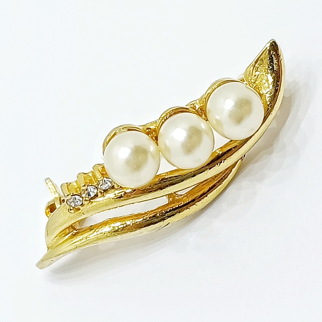 Broche 1970 en fausses perles et métal - France