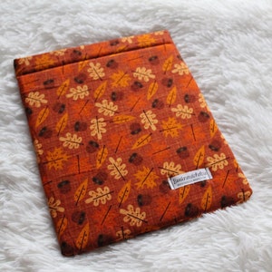 Leaves & Acorns Book Sleeve (Paperback)