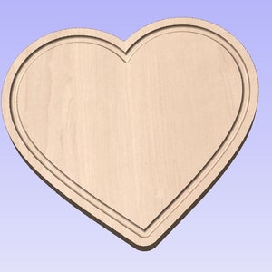 Könnte beinhalten: Ein herzförmiges Schneidebrett aus Holz mit erhöhtem Rand. Das Brett ist aus hellem Holz mit natürlicher Maserung.