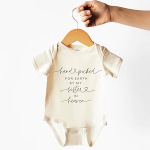 Hand gepflückt für Erde von meiner Schwester im Himmel SVG Schneidedatei für Cricut Kommerzielle Nutzung digitales Design Denkmal svg mit Herz Swashes
