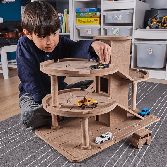 Jouet de garage en bois pour voitures, jouet de garage de stationnement  pour tout-petits, jouets Montessori Waldorf faits main, jouet éducatif à  peindre bricolage, 2 ans et plus -  France