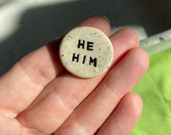 PRONOUN PIN // Polymer Clay Kreis leichtes Push Back Personalisierbar Pronomen Pin