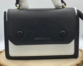 Gorgeous small shoulder bag Two straps one for casual and one for formal event Blk and white