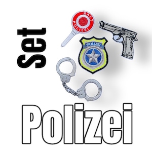 Könnte beinhalten: Ein Set Polizeirspielzeug, bestehend aus einer Spielzeugpistole, Handschellen, einem Polizeibadge und einem Stoppschild. Die Artikel sind alle schwarz-weiß mit dem Wort "Polizei" auf dem Badge und dem Stoppschild.