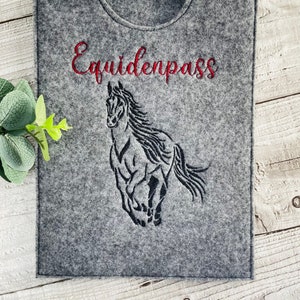 Equidenpass / Pferdepass Filz Hülle "Galopp" personalisierbar Hülle Tierpass Hülle Pferdepass Ausweishülle Pferdefreund Geschenk Stall