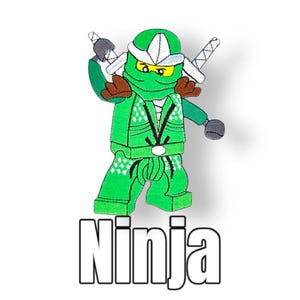 Könnte beinhalten: Grüne Lego Minifigur Ninja mit weißem Stirnband und Schwertern, die eine schwarze Waffe hält. Die Minifigur steht auf einem weißen Hintergrund mit dem Wort "Ninja" darunter.