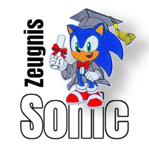 Könnte beinhalten: Ein blauer und grauer gestickter Patch von Sonic the Hedgehog, der eine Graduation Cap und eine Robe trägt und ein Diplom hält. Der Text "Zeugnis" befindet sich auf der linken Seite des Bildes und "Sonic" unten.