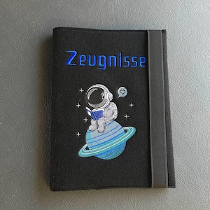 Zeugnismappe „Astronaut mit Buch“ individuell mit Namen personalisierbar in Blau und silber Effekten coole Mappe für Zeugnisse Weltall All