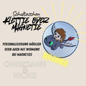 Könnte beinhalten: Ein runder Aufnäher mit einem Cartoon-Drachen und einem Jungen, der darauf reitet. Der Aufnäher hat den Text "KLETTIE OVER MAGNETIE" und "REFLEXFOLIE". Zusätzlicher Text enthält "Schultaschen", "PERSONALISIERUNG MÖGLICH", "GERN AUCH MIT WIDMUNG BEI MAGNETIES" und "OHNEZAHN & HICKS".