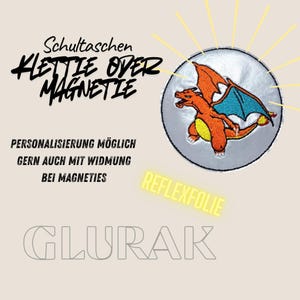 Könnte beinhalten: Ein runder Aufnäher mit einem orangefarbenen Drachen mit blauen Flügeln, umgeben von einem silbernen Rand und gelben Strahlen. Text enthält "Schultaschen KLETTE ODER MAGNETIE", "PERSONALISIERUNG MÖGLICH GERN AUCH MIT WIDMUNG BEI MAGNETIES", "REFLEXFOLIE" und "GLURAK".
