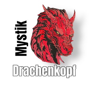 Könnte beinhalten: Roter gestickter Drachenkopf-Patch mit schwarzen Details. Der Patch trägt den Schriftzug "Mystik Drachenkopf" in schwarzer Schrift.
