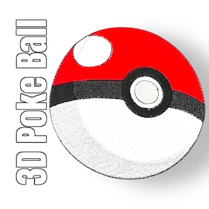 Könnte beinhalten: Ein gestickter 3D-Patch in Form eines roten, weißen und schwarzen Pokéballs. Der Text "3D Poke Ball" ist links neben dem Patch in weiß geschrieben.