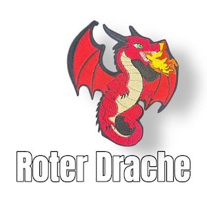 Könnte beinhalten: Gestickter Aufnäher mit einem roten Drachen mit schwarzen Akzenten, grünen Augen und gelben Flammen. Der Drache speit Feuer, darunter der Text "Roter Drache".