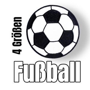 Könnte beinhalten: Schwarz-weiß gestickter Fußball-Patch mit dem Text "4 größen Fußball" darunter.