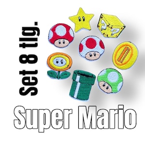 Könnte beinhalten: Set mit 8 Super Mario-Stick-Patches. Enthält einen gelben Stern, einen Fragezeichenblock, eine Münze, Pilze, eine Blume und ein grünes Rohr. Die Patches sind farbenfroh und weisen detaillierte Nähte auf.