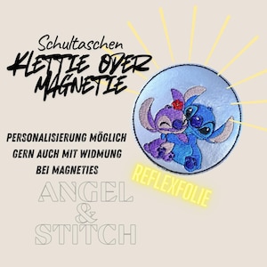 Könnte beinhalten: Gestickter Aufnäher mit den Figuren Angel und Stitch, die sich umarmen. Der Aufnäher ist kreisförmig, mit hellblauem Hintergrund und gelben Akzenten. Der Text enthält "ANGEL & STITCH" und "REFLEXFOLIE".