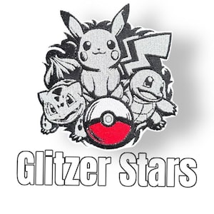 Könnte beinhalten: Ein gestickter Patch in Schwarzweiß mit einer Gruppe von Pokémon-Charakteren, darunter Pikachu, Bisasam und Schiggy, mit einem roten und weißen Pokéball in der Mitte. Der Text "Glitzer Stars" befindet sich unter dem Patch.