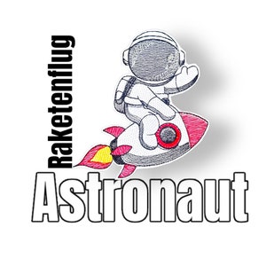 Könnte beinhalten: Eine Schwarzweißillustration eines Astronauten, der auf einer rot-weißen Rakete reitet, mit dem Text "Raketenflug Astronaut" darunter.