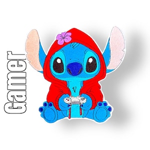 Könnte beinhalten: Ein blauer Zeichentrickcharakter mit rotem Kapuzenpullover und Videospiel-Controller. Die Figur hat große schwarze Augen, eine lila Blume auf der Kapuze und große Ohren. Das Wort "Gamer" steht vertikal in weißen Buchstaben.