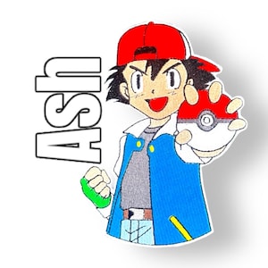 Könnte beinhalten: Gestickter Aufnäher mit Ash Ketchum aus der Anime-Serie Pokémon. Ash trägt seine charakteristische blaue Jacke, rote Mütze und hält einen Pokéball. Das Wort "ASH" ist in weißen Buchstaben links im Bild geschrieben.