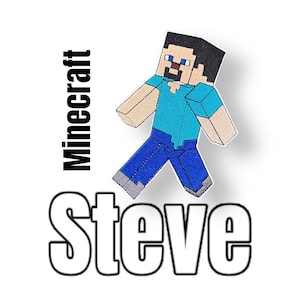 Könnte beinhalten: Ein Minecraft Steve-Charakter-Patch mit blauem Hemd und Hose. Das Wort "Minecraft" ist vertikal in Schwarz gedruckt, und der Name "Steve" in großen, fetten, weißen Buchstaben.