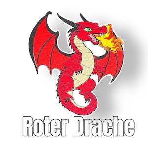 Könnte beinhalten: Roter gestickter Bügelaufkleber mit einem Cartoon-Drachen mit Flügeln, der Feuer spuckt, und dem Text "Roter Drache".