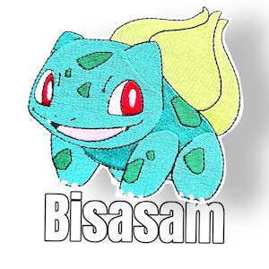 Könnte beinhalten: Ein gestickter Aufnäher mit einer grünen und blauen Comic-Frosch mit einem gelben Schwanz. Der Frosch lächelt und hat rote Augen. Der Text "Bisasam" steht unter dem Frosch.