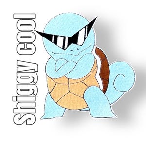 Könnte beinhalten: Ein blaues Squirtle-Pokémon, das eine Sonnenbrille trägt, mit dem Text "Shiggy Cool" auf der linken Seite des Bildes.