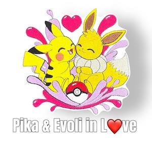 Könnte beinhalten: Gestickter Aufnäher mit Pikachu und Evoli in einem rosa und violetten Farbklecks. Die Figuren lächeln und halten einen roten und weißen Pokéball. Der Text "Pika & Evoli in Love" befindet sich unter dem Bild mit einem roten Herzen.