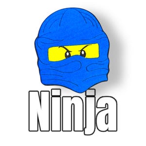 Könnte beinhalten: Eine blaue Lego-Ninja-Figur mit gelbem Gesicht und schwarzen Augen. Die Figur trägt eine blaue Maske und das Wort "Ninja" steht in weißen Buchstaben darunter.